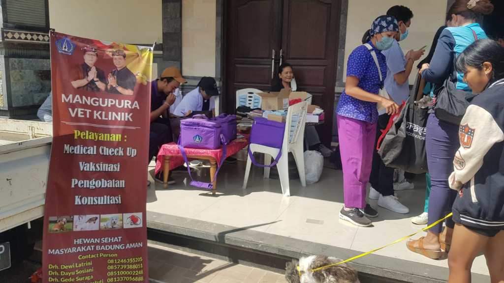 Kaloborasi Dinas Pertanian dan Pangan Kabupaten Badung dengan Bhayangkari Polres Badung Sukseskan Vaksin Rabies di Desa Dalung